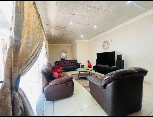 5 BEDROOM HOUSE FOR SALE IN LAMBTON